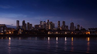 Thames nehrinin kıyısındaki Isle of Dogs ve Canary Wharf 'ın gece görüşü. Grivich bölgesi. 16x9 fotoğraf