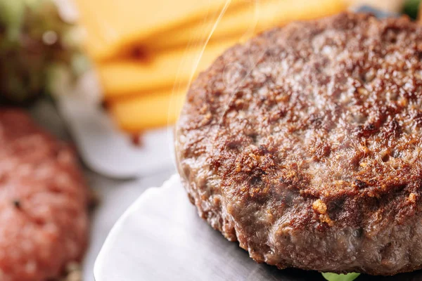 Daging Barbekyu Burger Konsep Barbeque Alam Barbekyu Spatula Dengan Patty — Stok Foto
