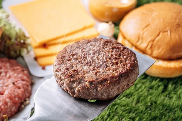 Barbecue Burger Cutlet Barbeque Concept Nature Barbecue Spatula Burger Patty ロイヤリティフリーのストック画像