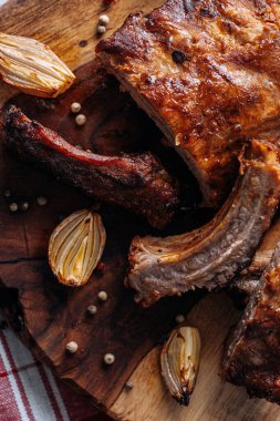 Doğadaki bir yaz barbeküsünden tütsülenmiş barbekü pirzolası..