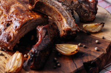 Doğadaki bir yaz barbeküsünden tütsülenmiş barbekü pirzolası..