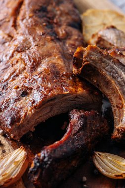 Doğadaki bir yaz barbeküsünden tütsülenmiş barbekü pirzolası..