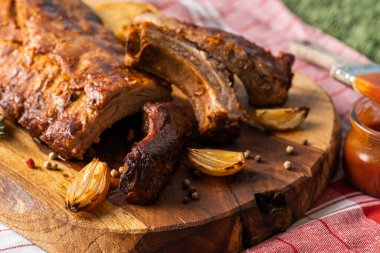 Doğada yaz barbeküsünden ızgara pirzola..