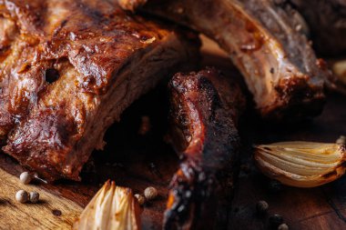 Doğadaki bir yaz barbeküsünden tütsülenmiş barbekü pirzolası..