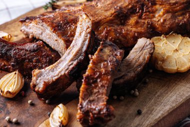 Doğadaki bir yaz barbeküsünden tütsülenmiş barbekü pirzolası..