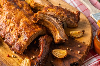 Doğada yaz barbeküsünden ızgara pirzola..