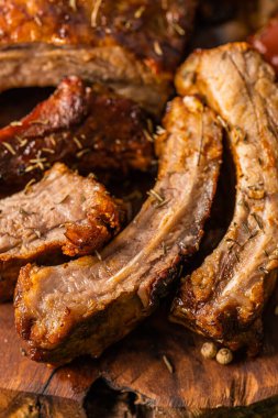 Doğada yaz barbeküsünden ızgara pirzola..