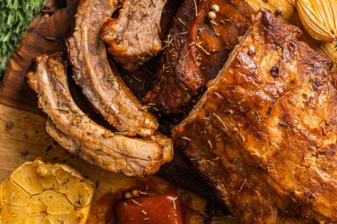 Doğada yaz barbeküsünden ızgara pirzola..