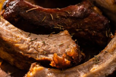 Doğada yaz barbeküsünden ızgara pirzola..