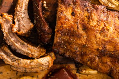 Doğada yaz barbeküsünden ızgara pirzola..