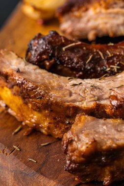 Doğada yaz barbeküsünden ızgara pirzola..