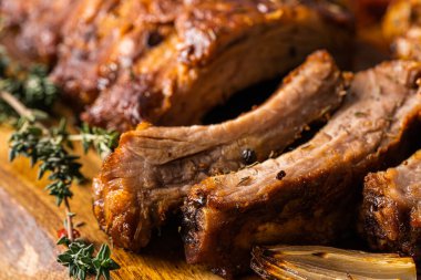 Doğada yaz barbeküsünden ızgara pirzola..