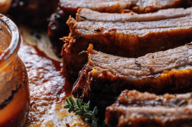 Doğadaki bir yaz barbeküsünden tütsülenmiş barbekü pirzolası..