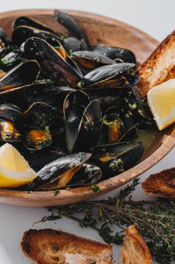 Maydanozlu haşlanmış midye, ıspanak, Asya bitkisi, limon ve kızarmış ekmek.