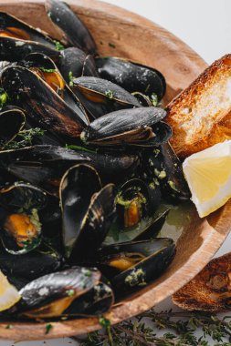 Maydanozlu haşlanmış midye, ıspanak, Asya bitkisi, limon ve kızarmış ekmek.