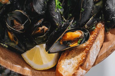 Maydanozlu haşlanmış midye, ıspanak, Asya bitkisi, limon ve kızarmış ekmek.