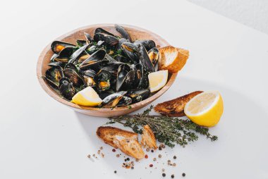 Maydanozlu haşlanmış midye, ıspanak, Asya bitkisi, limon ve kızarmış ekmek.