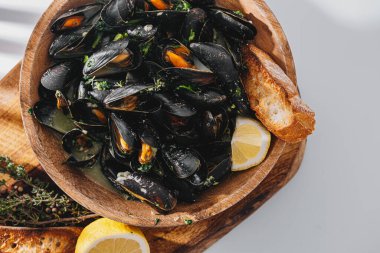 Maydanozlu haşlanmış midye, ıspanak, Asya bitkisi, limon ve kızarmış ekmek.