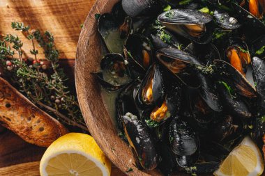 Maydanozlu haşlanmış midye, ıspanak, Asya bitkisi, limon ve kızarmış ekmek.