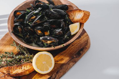 Maydanozlu haşlanmış midye, ıspanak, Asya bitkisi, limon ve kızarmış ekmek.