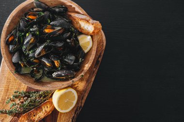 Maydanozlu haşlanmış midye, ıspanak, Asya bitkisi, limon ve kızarmış ekmek.