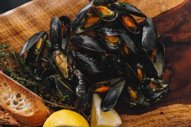 Maydanozlu haşlanmış midye, ıspanak, Asya bitkisi, limon ve kızarmış ekmek.