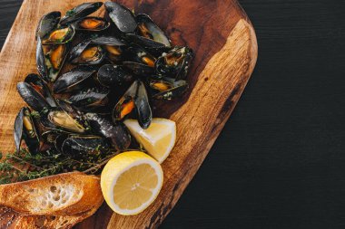 Maydanozlu haşlanmış midye, ıspanak, Asya bitkisi, limon ve kızarmış ekmek.