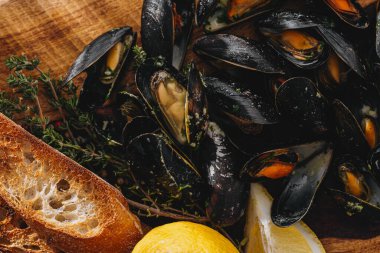 Maydanozlu haşlanmış midye, ıspanak, Asya bitkisi, limon ve kızarmış ekmek.