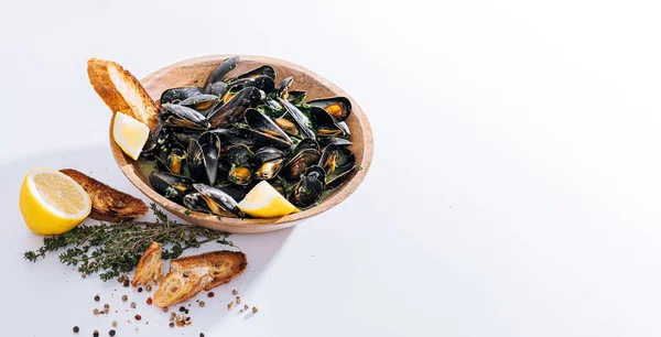 Fresh Mussels Wood Plate Herbs Lemon — Stok Foto