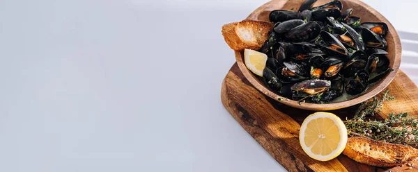 Fresh Mussels Wooden Plate Herbs Lemon — Foto Stock