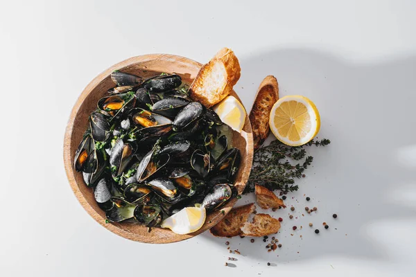 Boiled Mussels Parsley Spinach Asian Herbs Lemon Toasted Baguette — Stock fotografie