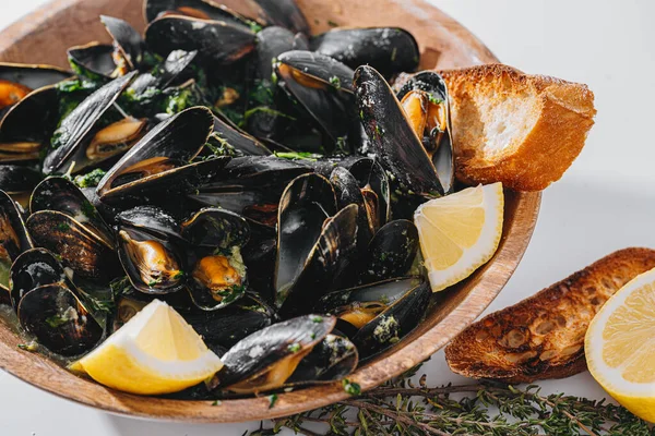Boiled Mussels Parsley Spinach Asian Herbs Lemon Toasted Baguette — Foto Stock