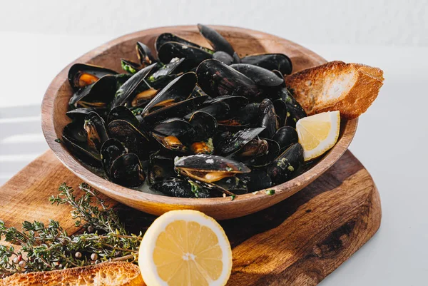 Boiled Mussels Parsley Spinach Asian Herbs Lemon Toasted Baguette — Stockfoto