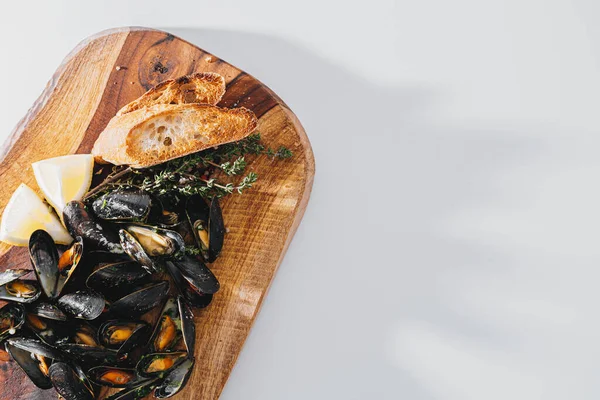 Boiled Mussels Parsley Spinach Asian Herbs Lemon Toasted Baguette — Stock fotografie