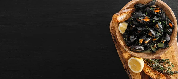 Fresh Mussels Wooden Plate Herbs Lemon ロイヤリティフリーのストック画像