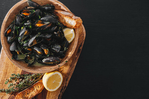 Boiled Mussels Parsley Spinach Asian Herbs Lemon Toasted Baguette Royalty Free Stock Photos