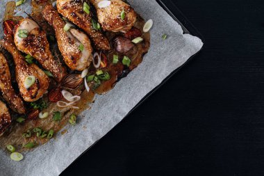 Susamlı tavuk budu, bal ve soya sosu, soğan ve baharat.