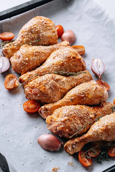 Paha Ayam Dengan Rempah Rempah Paprika Dan Biji Wijen Siap — Stok Foto
