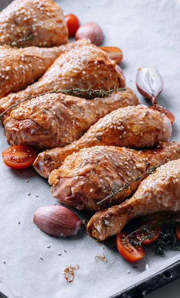 Paha Ayam Dengan Rempah Rempah Paprika Dan Biji Wijen Siap — Stok Foto