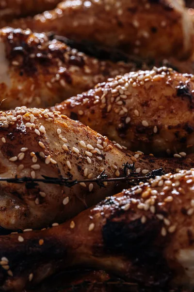 Paha Ayam Panggang Dengan Wijen Madu Dan Kecap Bawang Bombay — Stok Foto