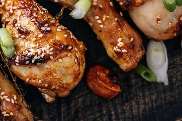 Paha Ayam Panggang Dengan Wijen Madu Dan Kecap Bawang Bombay — Stok Foto