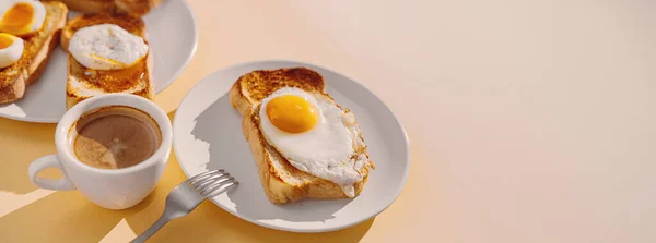Pão Torrado Frito Com Quatro Tipos Diferentes Ovos Galinha Cozidos — Fotografia de Stock
