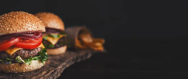 Dwa Przepyszne Pyszny Domowy Burger Używane Chop Wołowiny Drewnianym Stole — Zdjęcie stockowe