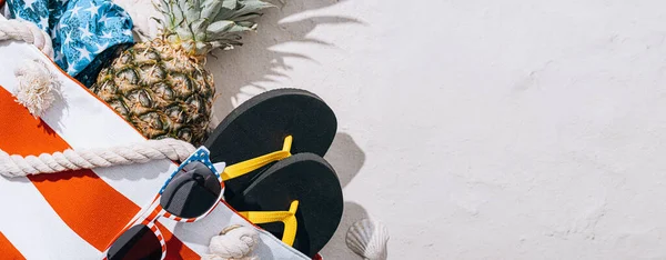 Strandväska Med Ananas Solglasögon Och Baddräkt Vit Sand Stranden Stockbild