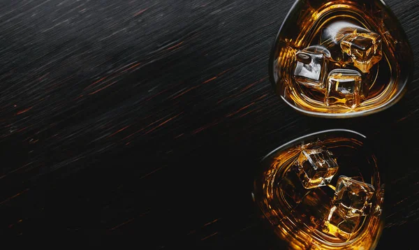 Whiskey Met Ijs Moderne Glazen Rechtenvrije Stockfoto's
