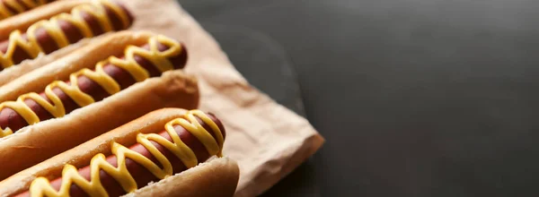 Grill Gegrillte Hot Dogs Mit Gelbem Amerikanischen Senf Auf Dunklem Stockbild