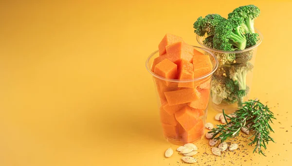 Super Cibo Broccoli Zucca Pronti Cuocere Con Spezie Rosmarino Semi Foto Stock