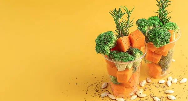 Super Food Brokkoli Und Kürbis Fertig Zum Kochen Mit Gewürzen Stockbild