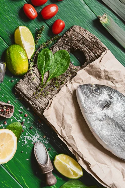 夕食の魚だ 新鮮な生ドラド魚料理の準備ができています トップビュー フラットレイ ストック画像
