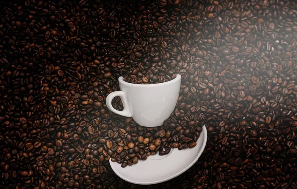 Eine Weiße Kaffeetasse Zwischen Gerösteten Kaffeebohnen Stockbild